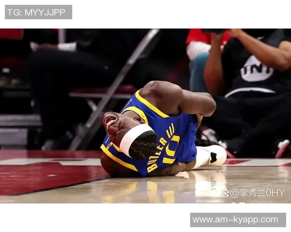 科尔称巴特勒在训练后与库明加交流给予他许多帮助和指导 科尔称巴特勒在训练后与库明加交流给予他许多帮助和指导