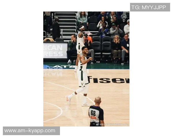 小里盛赞字母哥风度翩翩湖记调侃其在比赛用球管理上有所提升 小里盛赞字母哥风度翩翩湖记调侃其在比赛用球管理上有所提升