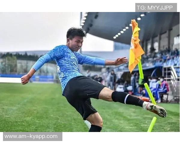 最后时刻U22国足角球争议鲍世蒙拔角旗杆遭黄牌处罚后幽默插回 最后时刻U22国足角球争议鲍世蒙拔角旗杆遭黄牌处罚后幽默插回